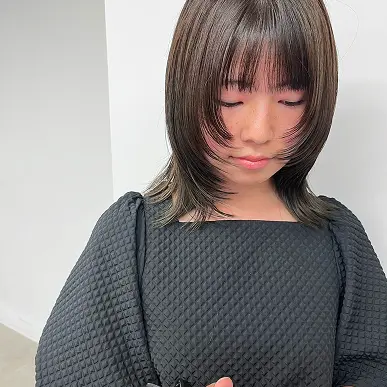ウルフヘアの女性