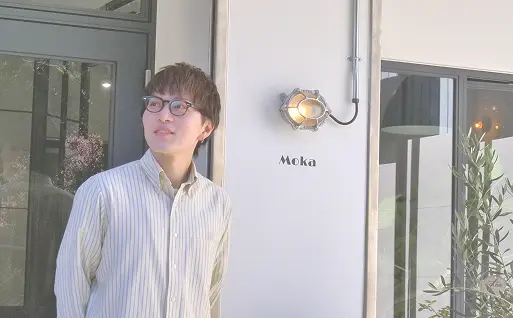 店の前に立つオーナー